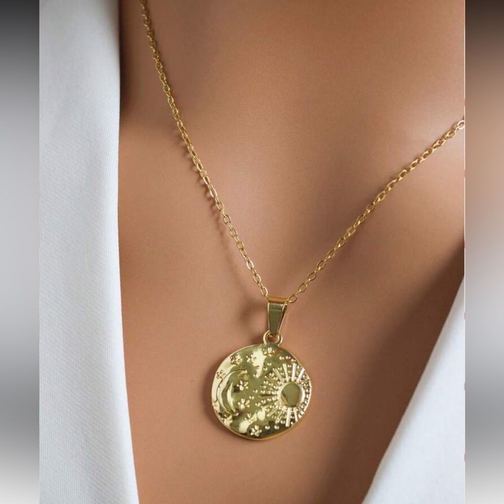 Gold Sun and Moon Pendant Necklace A1497 - Picture 2 of 4